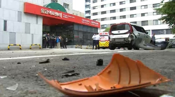 오늘(3일) 서울 중구 국립중앙의료원에 택시가 돌진하는 사고가 발생했다. 〈사진=JTBC〉
