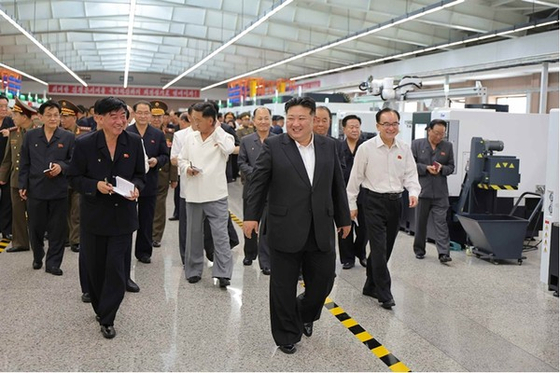 당 전원회의를 마친 후 곧바로 경제 현장을 방문한 김정은 국무위원장.
