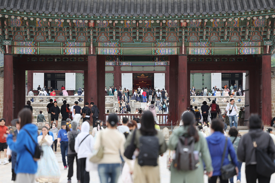 부처님오신날인 지난 5월 15일 경복궁이 내·외국인 관람객으로 붐비고 있는 모습. 〈자료사진=연합뉴스〉