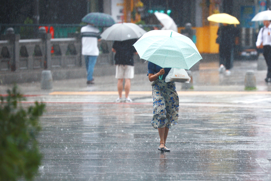 전국적으로 장맛비가 내린 2일 오후 서울 종로구 일대에서 우산을 쓴 시민들이 이동하고 있다. 〈사진=연합뉴스〉