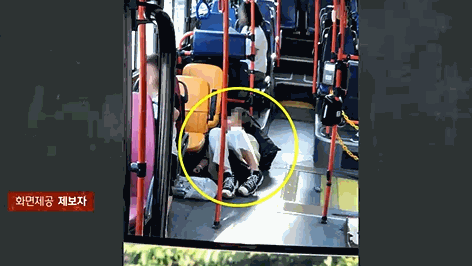 버스에 누워 잠을 자는 남성의 모습. 〈영상=JTBC '사건반장'〉
