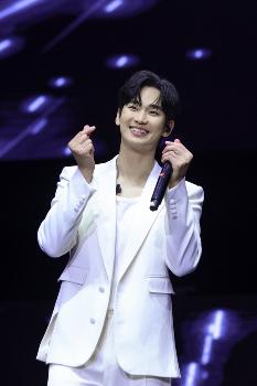 “웃는 얼굴에 눈물“ 김수현, 마닐라도 홀렸다…시제석까지 완판