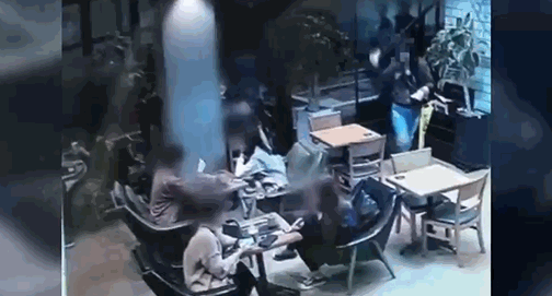 한 손님이 다른 손님의 얼굴에 빵 등을 던지고 도망가는 모습. 〈영상=JTBC '사건반장'〉