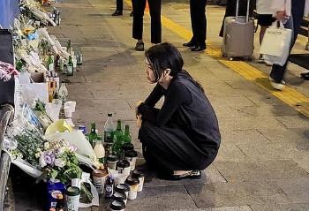 김건희 여사, 한밤 중 국화꽃 들고 시청역 참사 현장 찾아