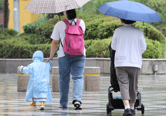 전국적으로 장맛비가 내리는 지난 2일 오후 서울 송파구에서 우산을 쓴 시민들이 이동하고 있다. 〈사진=연합뉴스〉