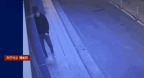비틀거리는 한 남성이 가게 문을 부수는 모습. 〈영상=JTBC '사건반장'〉