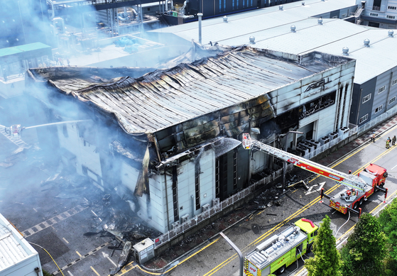 〈YONHAP PHOTO-4629〉 화재 진압하는 소방관들   (화성=연합뉴스) 홍기원 기자 = 24일 경기도 화성시 서신면 소재 일차전지 제조 업체에서 화재가 발생해 소방관들이 진화작업을 하고 있다. 2024.6.24   xanadu@yna.co.kr/2024-06-24 14:35:04/ 〈저작권자 ⓒ 1980-2024 ㈜연합뉴스. 무단 전재 재배포 금지, AI 학습 및 활용 금지〉