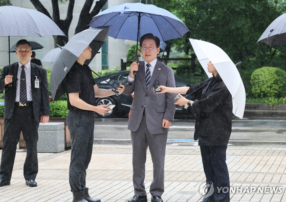 더불어민주당 이재명 전 대표가 8일 오후 서울 서초구 서울중앙지법에서 열리는 '공직선거법 재판 위증교사 혐의' 관련 1심 속행 공판에 출석하기 전 취재진 질문에 답하고 있다. 〈사진=연합뉴스〉 