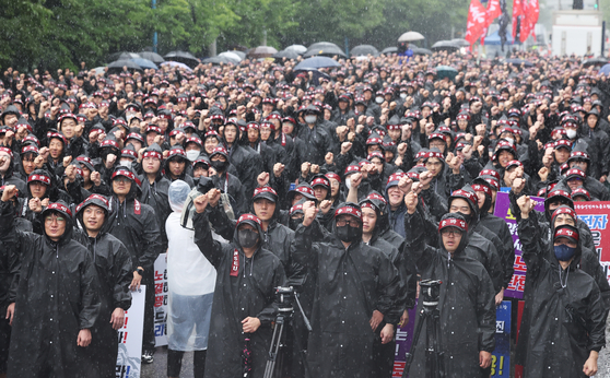 8일 오전 경기도 화성시 삼성전자 화성사업장 앞에서 열린 전국삼성전자노동조합 총파업 결의대회에서 조합원들이 구호를 외치고 있다. 〈사진=연합뉴스〉