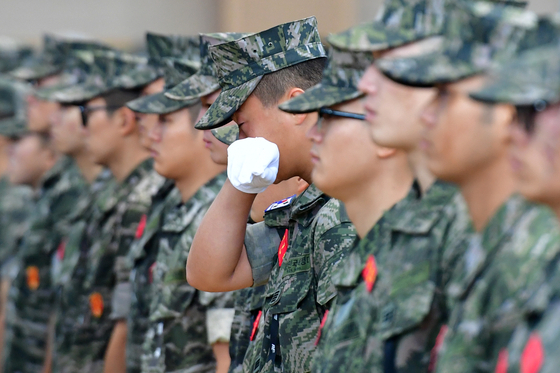 지난해 7월 22일 경북 포항 해병대 1사단 체육관인 '김대식관'에서 열린 고 채모 상병 영결식에서 해병대원이 눈물을 흘리고 있는 모습. 〈자료사진=연합뉴스〉