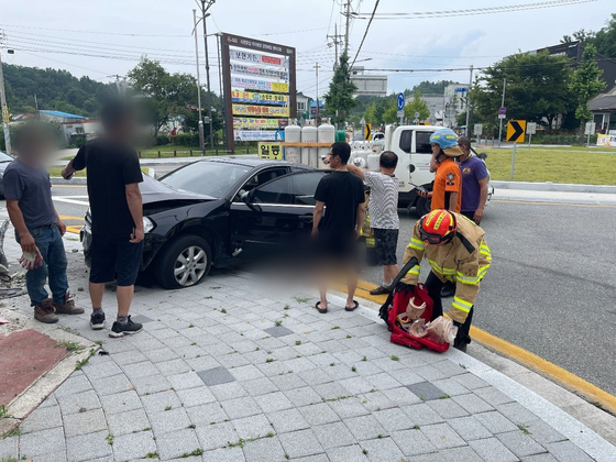 오늘(9일) 오후 강원 강릉시 주문진읍에서 승용차가 건물로 돌진해 6명이 다친 사고 현장 모습〈사진=강릉소방서 제공〉