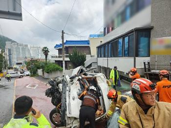 부산 내리막 도로서 화물차끼리 추돌...70대 운전자 경상