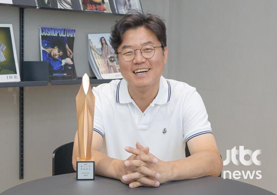 '제60회 백상예술대상' TV 부문 남자 예능상을 수상한 나영석 PD가 31일 오후 서울 마포구 상암동 JTBC에서 수상 인터뷰를 갖고 포즈를 취하고 있다. 박세완 엔터뉴스팀 기자 park.sewan@jtbc.co.kr (콘텐트비즈니스본부)