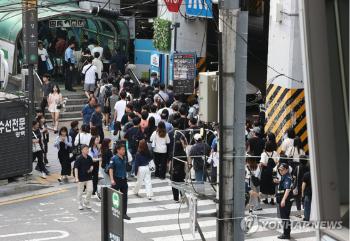 “이러다 사고 날라” '핫플' 성수동 몰려드는 인파…대응 나서