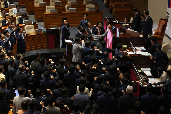 지난 4일 채상병특검법 문제를 둘러싼 필리버스터 종료 표결이 시작되자 국민의힘 의원들이 항의하고 있다. 〈사진 연합뉴스〉