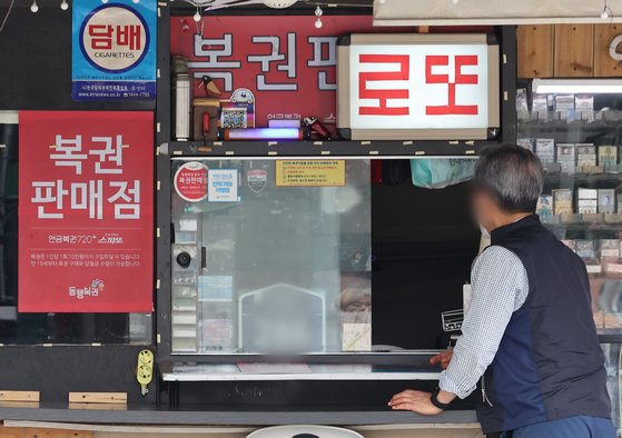 지난 13일 발표된 로또복권 추첨에서 63명이 1등에 당첨돼 역대 최다 기록을 세웠다. 사진은 기사와 무관한 자료사진. 〈사진=연합뉴스〉 