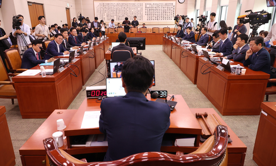 국회 법제사법위원회가 '윤석열 대통령 탄핵소추안 즉각 발의' 청원과 관련한 청문회 증인으로 이원석 검찰총장과 정진석 대통령실 비서실장 등을 추가 채택했다. 〈사진=연합뉴스〉