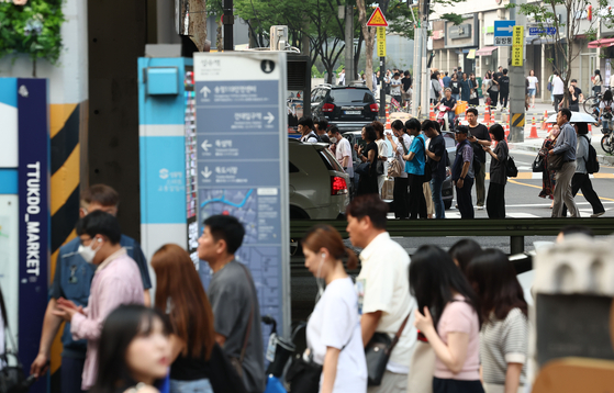 기사와 무관한 사진. 지난 12일 오후 서울 성동구 성수역 앞에서 시민들이 에스컬레이터에 탑승하기 위해 줄지어 서있다. 〈사진=연합뉴스〉