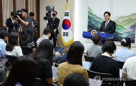 우원식 국회의장이 오늘(17일) 오후 국회에서 긴급기자회견을 열고 방송4법과 방통위원장 탄핵 등에 대한 여야 중재안을 제안하고 있다. 〈사진=연합뉴스〉