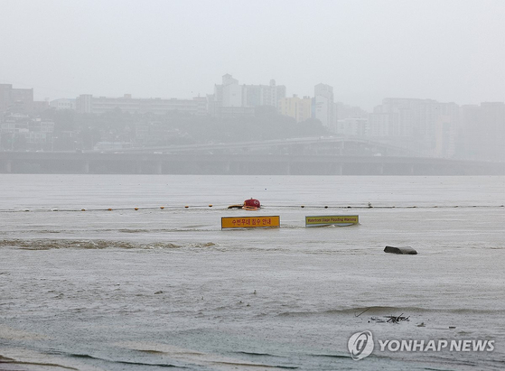 집중호우로 한강 수위가 계속 상승한 18일 오후 서울 잠수교 인근 반포수변무대가 물에 잠겨 있다. 〈사진=연합뉴스〉