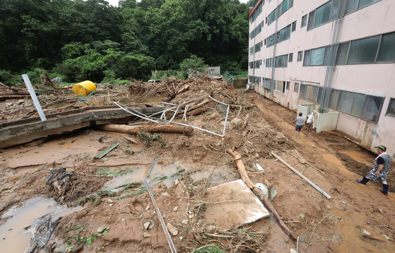 지난 10일 폭우로 산사태가 나면서 전북 군산시 성산면 한 아파트 앞까지 토사가 밀려와 있다. 〈사진=연합뉴스〉