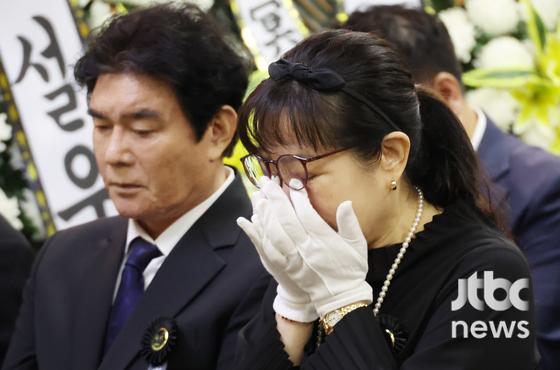 가수 고(故) 현철의 대한민국가수장 영결식이 18일 오전 서울 송파구 풍납동 서울아산병원에서 엄수됐다. 김현우 엔터뉴스팀 기자 kim.hyunwoo3@jtbc.co.kr (콘텐트비즈니스본부)