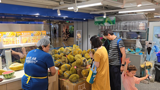 지난달 22일 중국 베이징 한 대형마트에서 직원이 고객에게 두리안을 주문 받고 있다. 이도성 특파원.