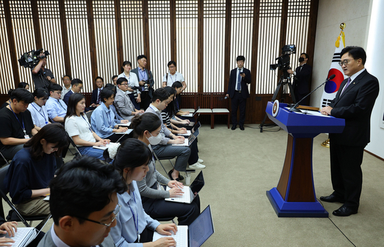 우원식 국회의장이 어제(17일) 오후 국회에서 긴급기자회견을 열고 방송4법과 방통위원장 탄핵 등에 대한 여야 중재안을 제안하고 있습니다. [사진출처=연합뉴스] 