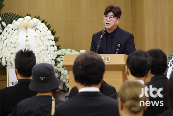 가수 고(故) 현철의 대한민국가수장 영결식이 18일 오전 서울 송파구 풍납동 서울아산병원에서 엄수됐다. 김현우 엔터뉴스팀 기자 kim.hyunwoo3@jtbc.co.kr (콘텐트비즈니스본부)