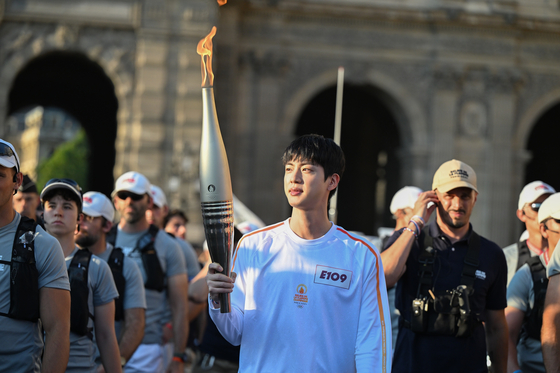 "자부심의 근원" BTS 진, 파리 올림픽 성화봉송 '외신 주목'