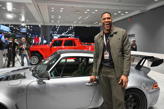 US television personality and former American football player Michael Strahan attends the New York International Auto Show at the Jacob Javits Convention Center in New York City on March 27, 2024. (Photo by ANGELA WEISS / AFP)  〈저작권자(c) 연합뉴스, 무단 전재-재배포, AI 학습 및 활용 금지〉