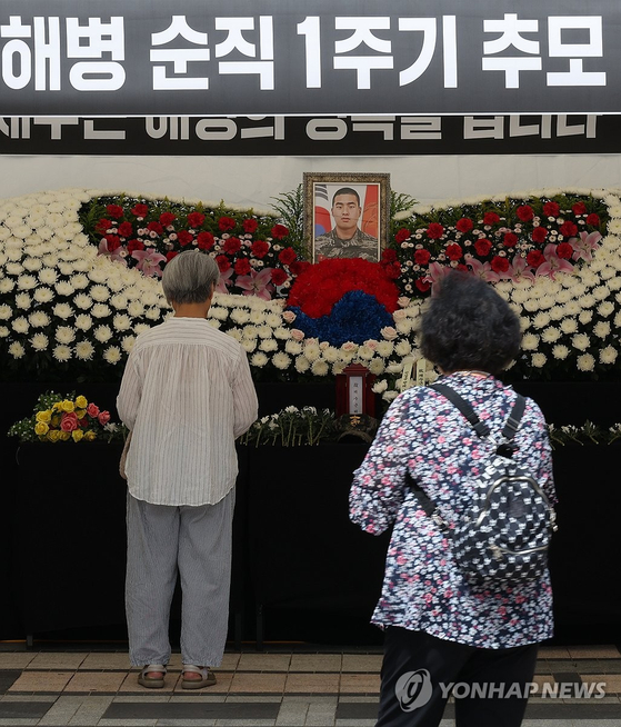 해병대 채상병 순직 1주기인 19일 청계광장 시민분향소에서 시민들이 추모하고 있다. 〈사진=연합뉴스〉