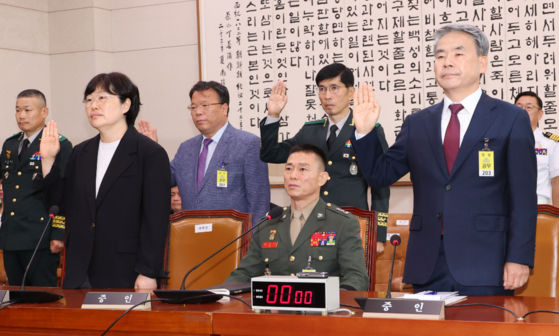 19일 국회 법제사법위원회에서 열린 '윤석열 대통령 탄핵소추안 발의 요청' 국민동의 청원 관련 청문회에 증인으로 출석한 임성근 전 해병대 1사단장이 선서를 거부한 채 자리에 앉아 있다. 〈사진=연합뉴스〉