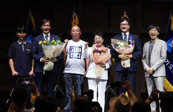 조국혁신당 신임 지도부. 꽃다발 든 기준 왼쪽부터 조국 대표, 김선민 원내 최고위원, 황명필 원외 최고위원. 연합뉴스.