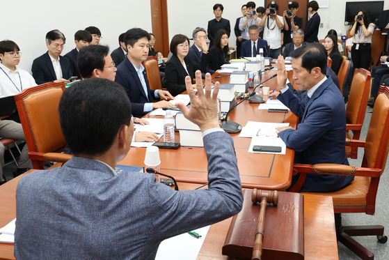 지난 18일 오후 국회 환경노동위원회 안건조정소위원회에서 더불어민주당 소속 김주영 소위원장이 회의 공개 여부를 두고 표결을 진행하고 있다. 〈사진=연합뉴스〉