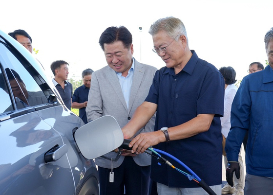 제주 그린수소 생산시설을 현장 방문한 문재인 전 대통령. 〈사진=제주도 제공〉