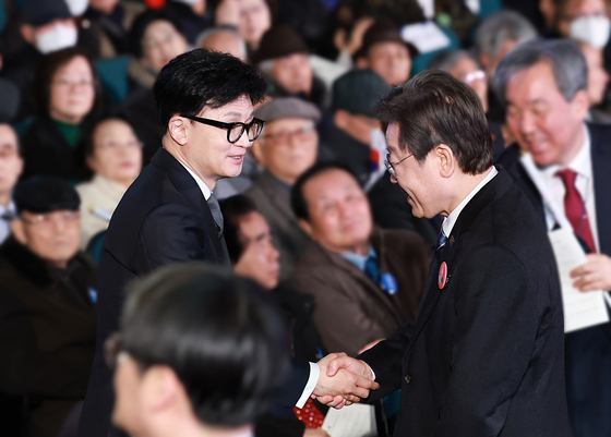 제105주년 3.1절 기념식에서 당시 국민의힘 한동훈 비상대책위원장(왼쪽)과 더불어민주당 이재명 대표가 인사하고 있다. 〈사진=연합뉴스〉