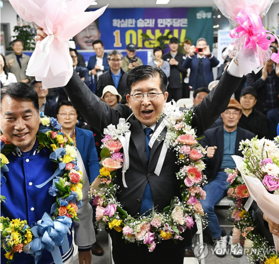 제22대 국회의원선거 용인갑에 출마한 더불어민주당 이상식 후보가 지난 4월 11일 경기 용인시 선거사무소에서 당선이 확실시되자 꽃다발을 들고 기뻐하고 있다. 〈사진=경기사진공동취재단, 연합뉴스〉