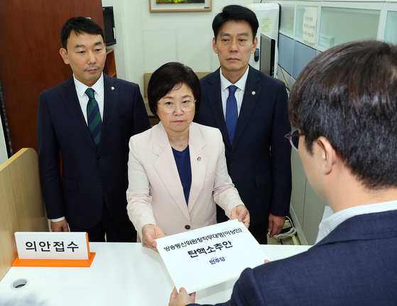 25일 오후 더불어민주당 김용민 원내정책수석부대표, 김현 과방위 간사, 한민수 과방위원이 국회 의안과에 방송통신위원장 직무대행(이상인) 탄핵소추안을 제출하고 있다. 〈사진=연합뉴스〉