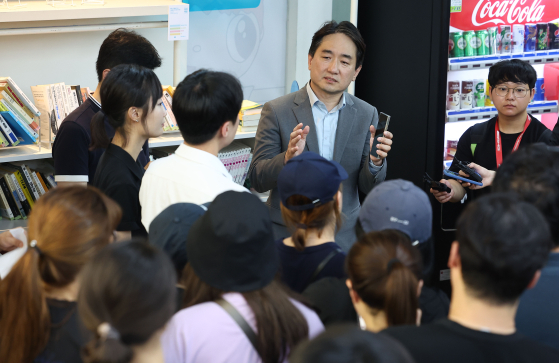 류화현 위메프 대표이사가 25일 새벽 서울 강남구 위메프 본사에서 정산 지연 사태로 상품을 환불받으려는 고객들을 응대하고 있다. 〈사진=연합뉴스〉