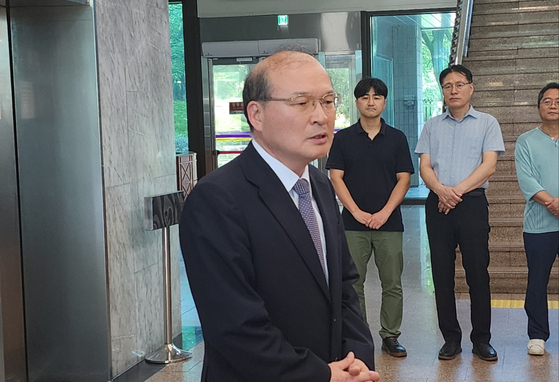 이상인 방통위원장 직무대행이 과천 방통위 청사에서 마지막 인사를 하고 있다. 노진호 기자