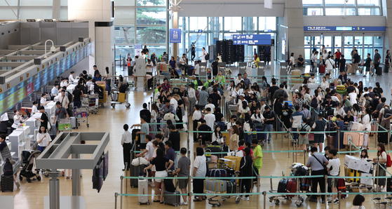 어제(25일) 오전 인천국제공항 제1여객터미널 출국장이 해외로 떠나려는 여행객으로 붐비고 있다. 〈사진=연합뉴스〉