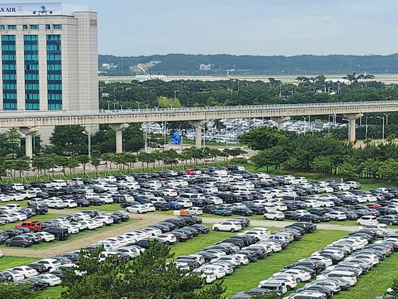 오늘(26일) 아침 인천국제공항 야외 잔디광장. 주차 차량들이 빈 틈 없이 들어차 있다. 