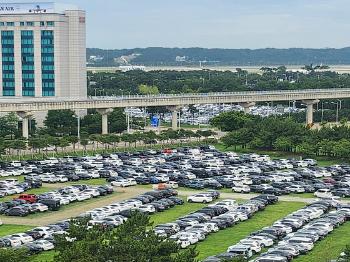 잔디까지 꽉 찼다...휴가철 맞은 인천공항 '주차 전쟁' 시작 