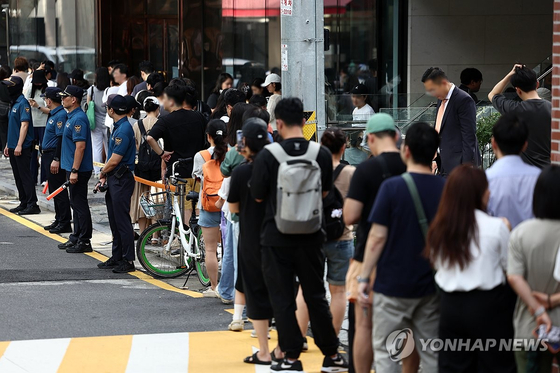 티몬·위메프 판매대금 정산 지연 사태가 이어진 26일 피해자들이 서울 강남구 티몬 신사옥에서 환불을 받기 위해 대기하고 있다. 〈사진=연합뉴스〉