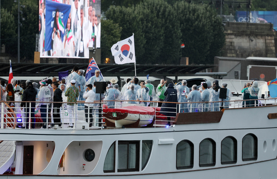 2024파리올림픽 개회식이 사상 최초로 야외에서 열린 26일 오후(현지시간) 프랑스 파리 센강에서 한국선수단이 탄 배가 지나가고 있다. 〈사진=연합뉴스〉