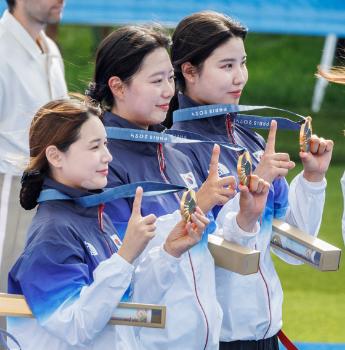 女 양궁 단체전 10연패 최강창민·침착맨·차예련 등 축하 물결