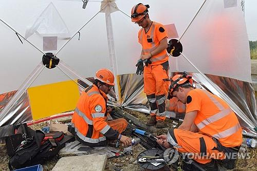 손상된 철도 케이블 복구하는 작업자들 〈사진=AFP·연합뉴스〉