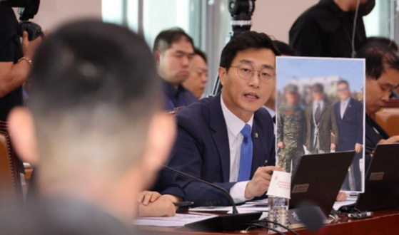  19일 국회 법제사법위원회에서 열린 '윤석열 대통령 탄핵소추안 발의 요청' 국민동의 청원 청문회. 더불어민주당 장경태 의원이 '임성근 전 해병대 1사단장 구명 로비 의혹'의 핵심 인물로 지목된 이종호 전 블랙펄인베스트먼트 대표가 해병대 1사단을 방문해 찍은 기념사진을 들어 보이며 지인관계 여부를 묻고 있다. (사진=연합뉴스)