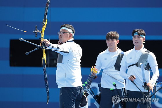 현지 시간 29일 프랑스 파리 레쟁발리드 양궁 경기장에서 열린 2024 파리올림픽 양궁 남자 단체 준결승전 한국과 중국의 경기. 김우진이 활시위를 당기고 있다. 〈사진=연합뉴스〉